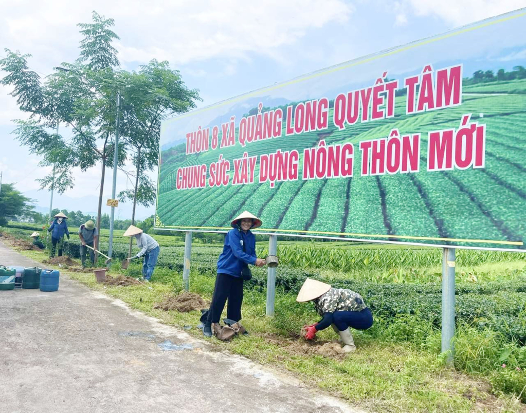 Người dân xã Quảng Long tham gia trồng cây làm đẹp cảnh quan môi trường nông thôn.