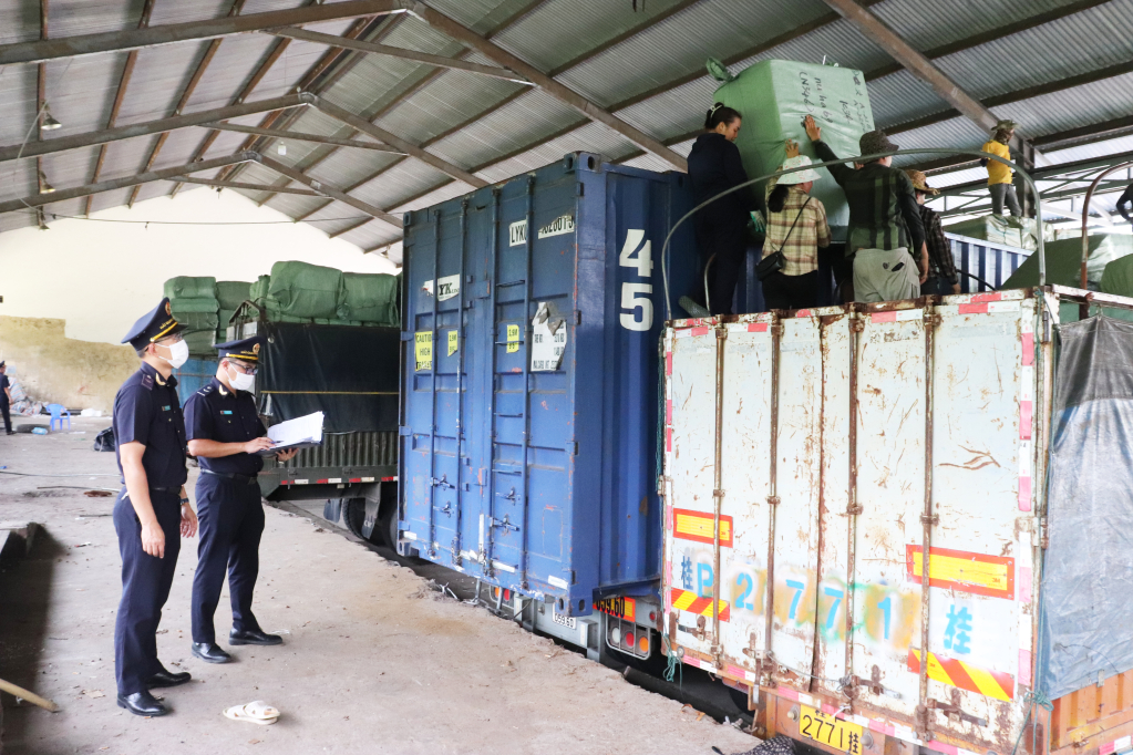 Lực lượng chức năng Chi cục Hải quan cửa khẩu Hoành Mô kiểm tra hàng hóa tại cửa khẩu.