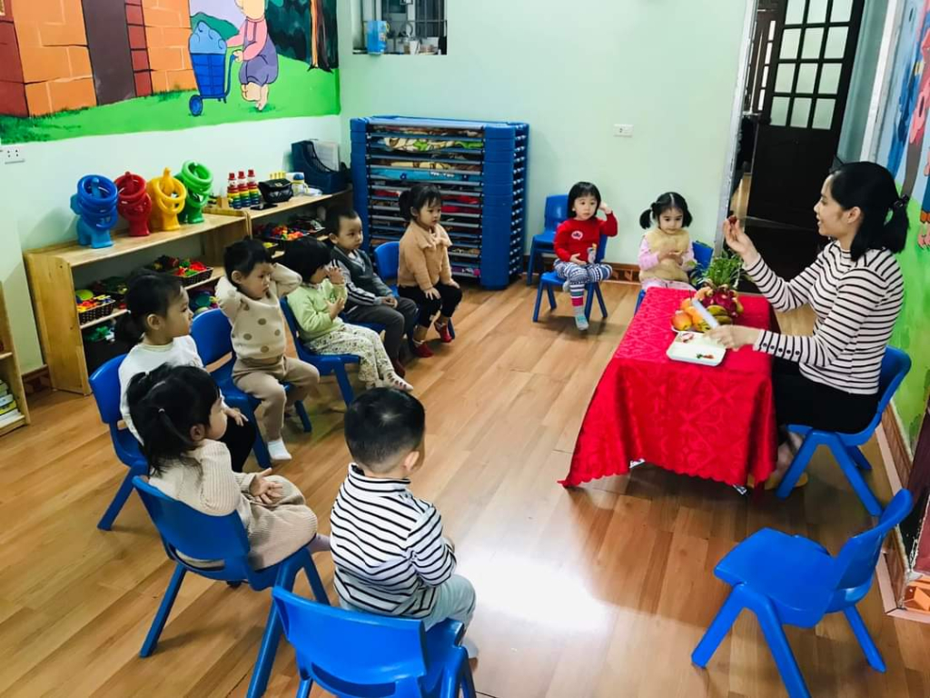 Cô giáo trường mầm non Đô Rê Mon dạy trẻ tìm hiểu các đồ vật.
