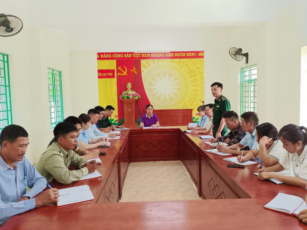 Đảng viên Đồn BP Bắc Sơn tham gia sinh hoạt tại Chi bộ thôn Lục Phủ, xã Bắc Sơn