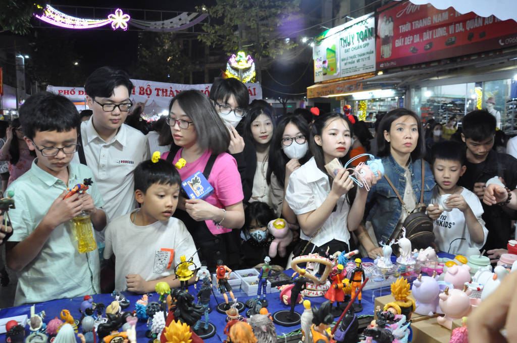 Phố đi bộ Trần Phú (TP Móng Cái) sôi động, hấp dẫn các bạn trẻ đến trải nghiệm, mua sắm...