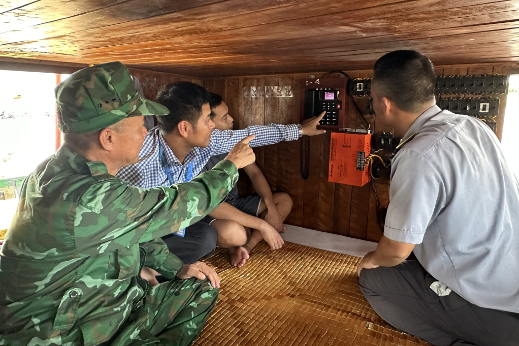 Đoàn liên ngành của huyện Hải Hà kiểm tra thiết bị giám sát hành trình trên tàu cá.