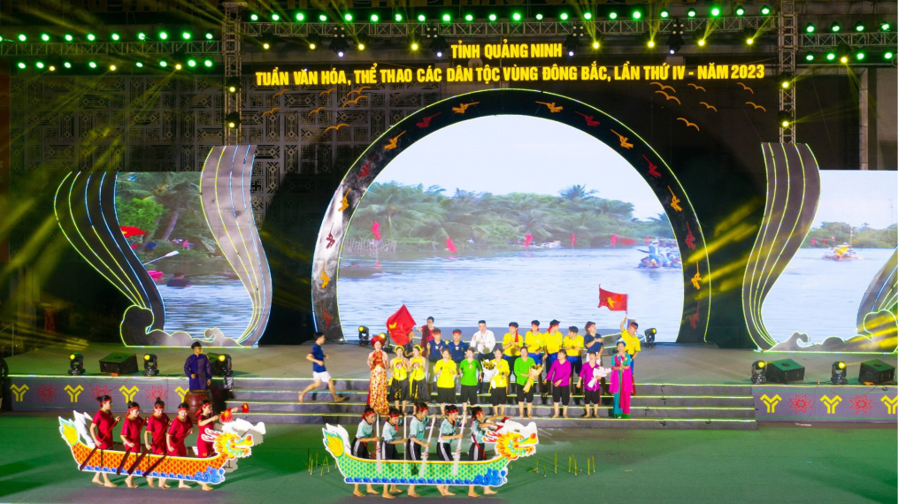 Lễ bế mạc công diễn và trao giải. Trong ảnh là tiết mục tái hiện trích đoạn lễ hội xuống đồng ở làng đảo Hà Nam, TX Quảng Yên.