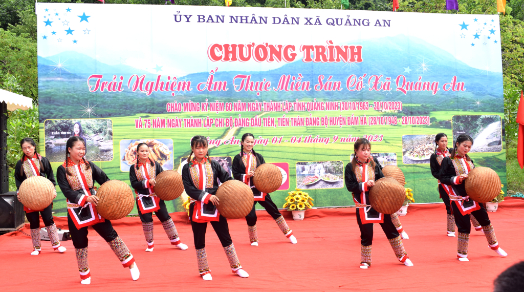 Các cô gái người dân tộc Dao duyên dáng trong điệu múa ngày mùa tại Chương trình trải nghiệm ẩm thực miền Sán Cố xã Quảng An (huyện Đầm Hà). Ảnh tư liệu