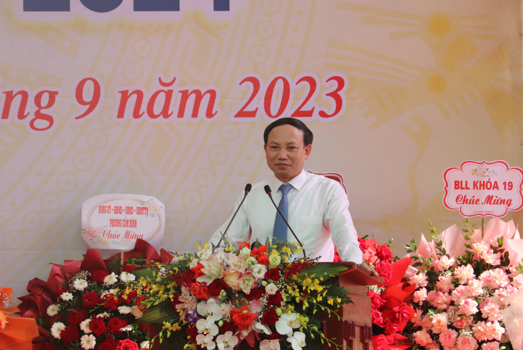 Đồng chí Bí thư Tỉnh ủy, Chủ tịch HĐND tỉnh, phát biểu tại buổi lễ khai giảng.