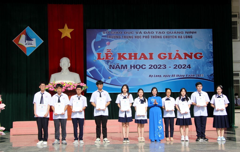 Đồng chí Trịnh Thị Minh Thanh, Phó Bí thư Thường trực Tỉnh ủy, trao giấy chứng nhận cho các học sinh có số điểm thi tuyển vào lớp 10 cao nhất.