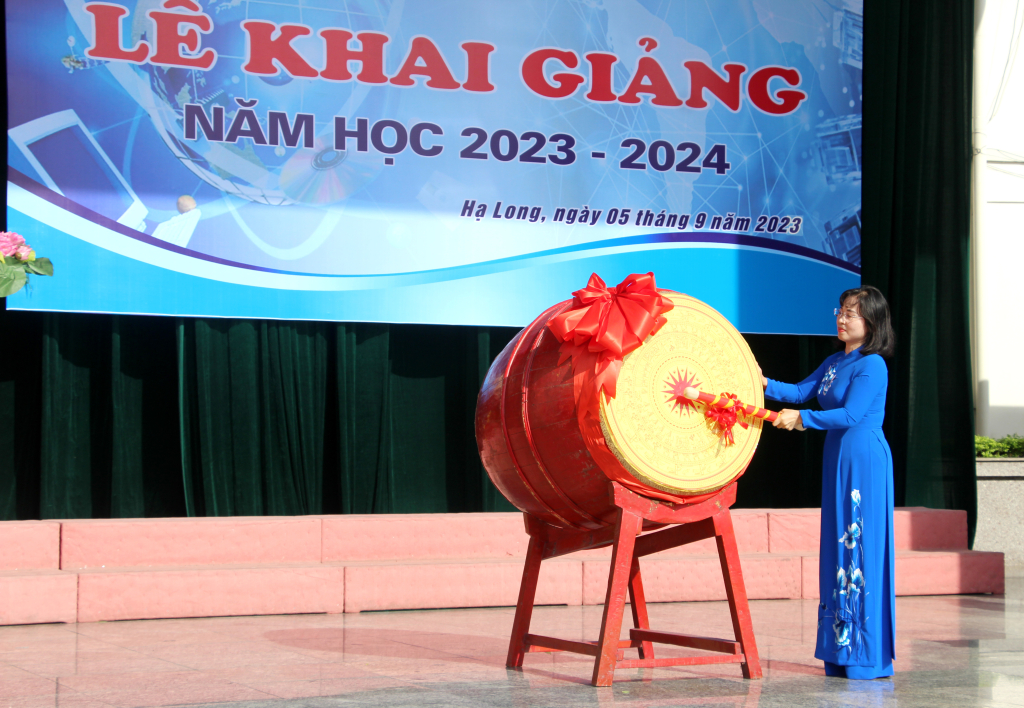 Đồng chí Trịnh Thị Minh Thanh, Phó Bí thư Thường trực Tỉnh ủy, gióng trống khai giảng năm học mới Trường THPT Chuyên Hạ Long.