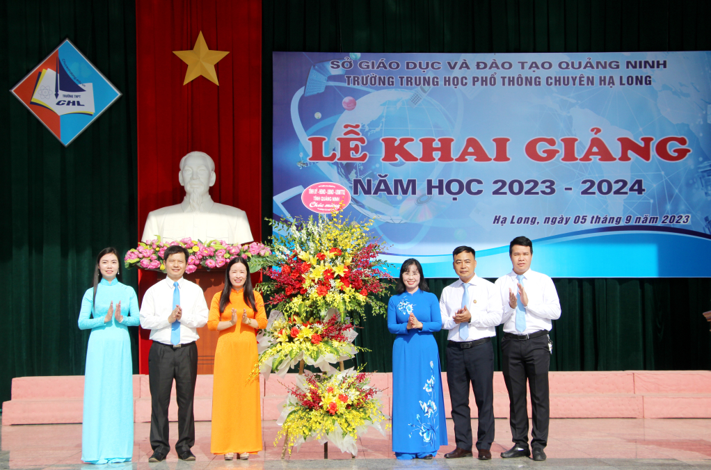 Thay mặt các đồng chí lãnh đạo tỉnh, đồng chí Trịnh Thị Minh Thanh, Phó Bí thư Thường trực Tỉnh ủy, tặng hoa chúc mừng thầy, trò Trường THPT Chuyên Hạ Long.