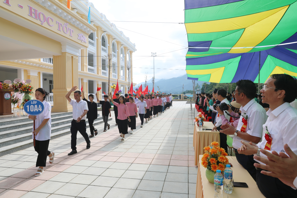 Học sinh trường THPT Bình Liêu hân hoan chào mừng năm học mới. 