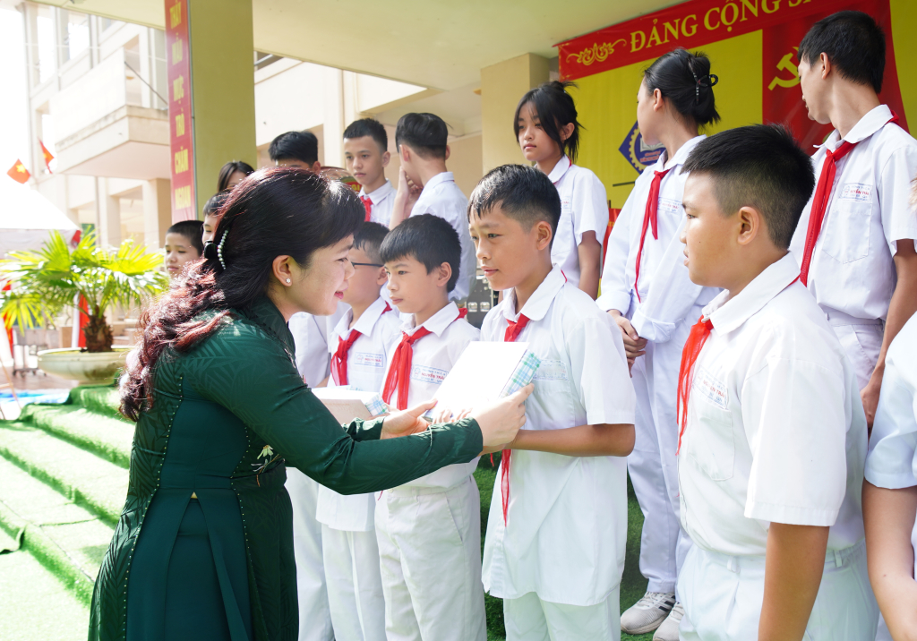 Đồng chí Nguyễn Thị Thu Hà trao quà Tỉnh uỷ-HĐND-UBND-UBMTTQ và Đoàn đại biểu Quốc hội tỉnh Quảng Ninh cho 20 em học sinh nghèo nhân dịp năm học mới.