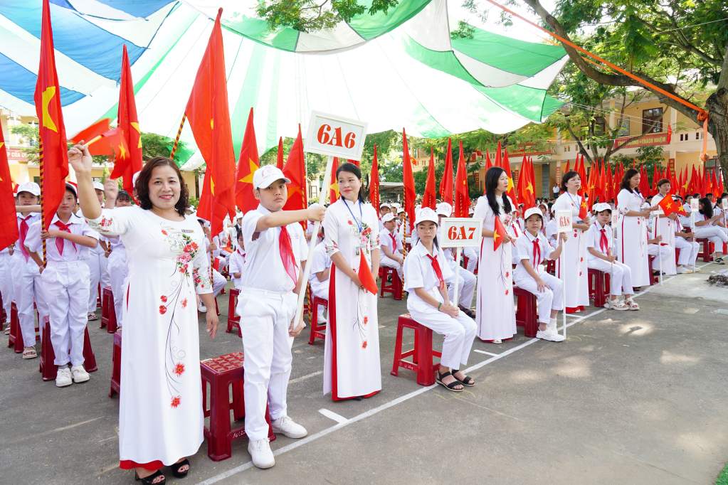 Thầy và trò trường THCS Nguyễn Trãi (TP Uông Bí) hân hoan chào mừng năm học mới.