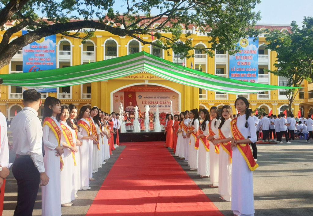 Trường THPT Cẩm Phả rực rỡ cờ hoa trong ngày khai giảng năm học 2023-2024.
