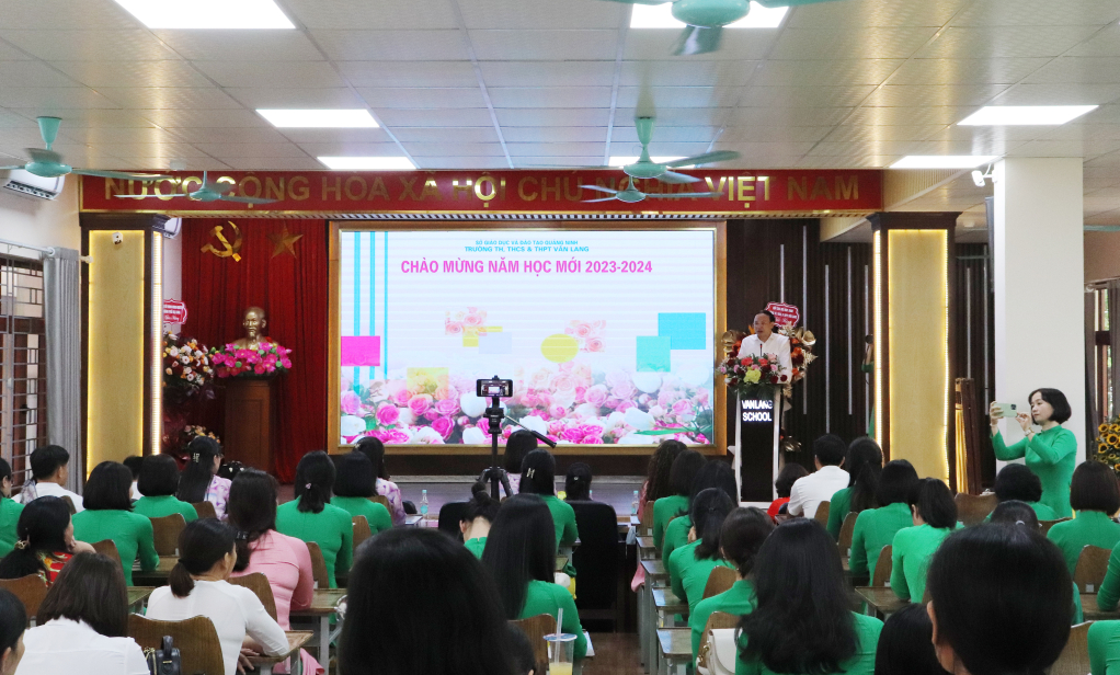 Đồng chí Bí thư Tỉnh ủy, Chủ tịch HĐND tỉnh  động viên, chung vui không khí hân hoan của ngày tựu trường với thầy và trò Trường TH, THCS và THPT Văn Lang.