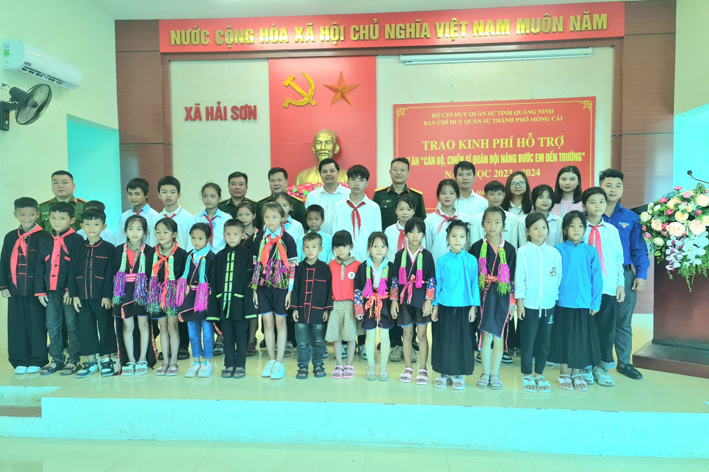 Ban CHQS TP Móng Cái trao số tiền hỗ trợ cho các em học sinh Trường Tiểu học và Trung học cơ sở Hải Sơn (TP Móng Cái) theo dự án “Cán bộ, chiến sĩ Quân đội nâng bước em đến trường”.