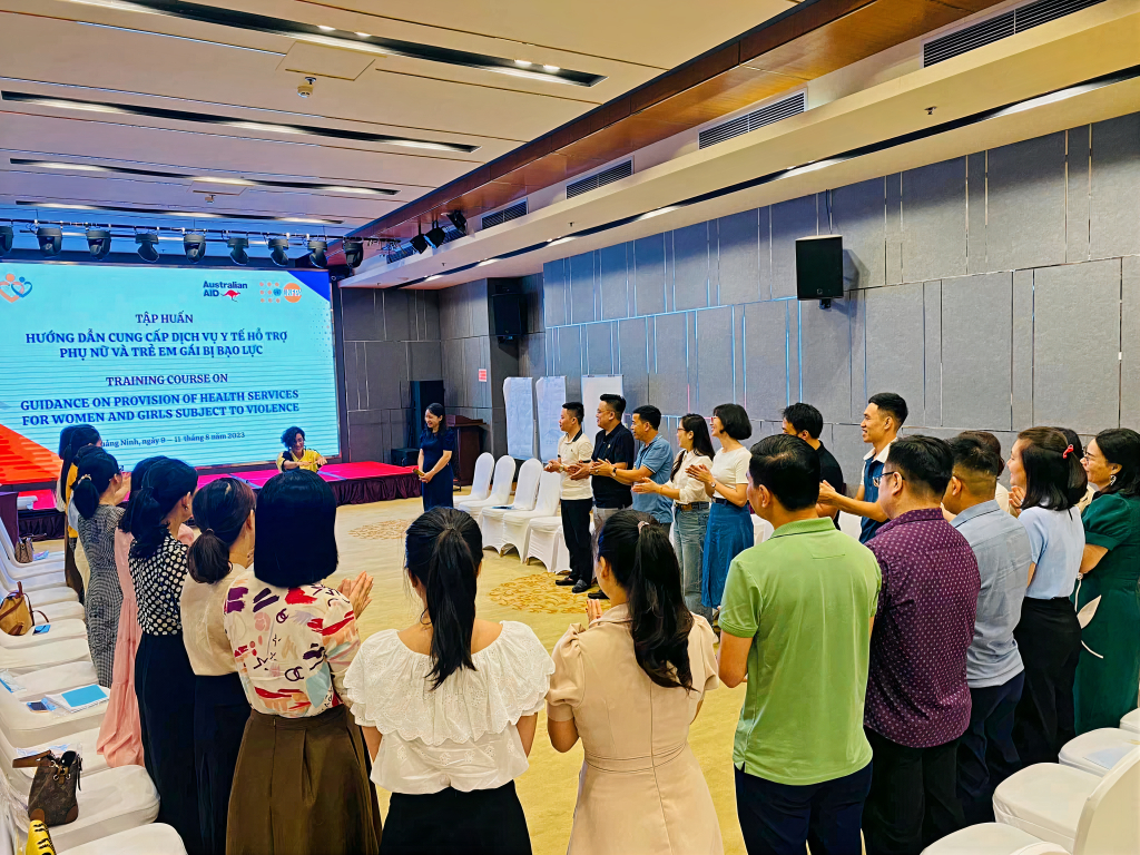 Trung tâm Công tác xã hội phối hợp với Quỹ Dân số Liên hợp quốc (UNFPA) tổ chức tập huấn hướng dẫn cung cấp dịch vụ hỗ trợ người bị bạo lực giới trên địa bàn tỉnh Quảng Ninh.