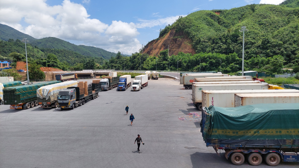Bốc xếp hàng hóa xuất khẩu tại cửa khẩu Bắc Phong Sinh