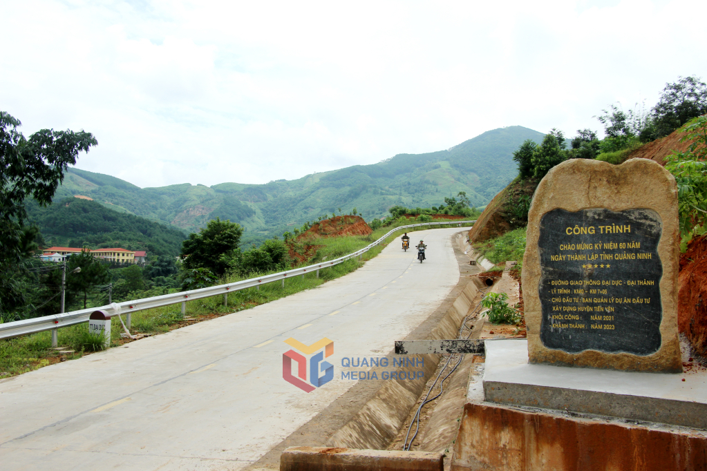 Tuyến đường giao thông Đại Dực - Đại Thành được huyện Tiên Yên lựa chọn gắn biển chào mừng Kỷ niệm 60 năm Ngày thành lập tỉnh. Ảnh: Mạnh Trường