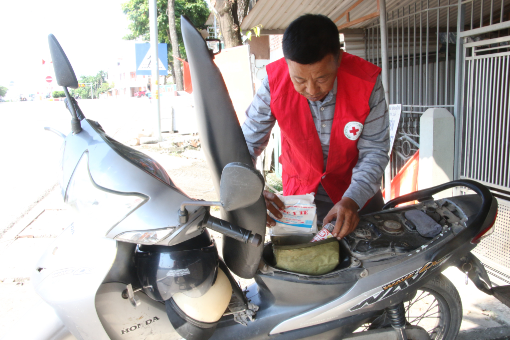 Ông Vũ Bá Hùng, Đội trưởng Đội tình nguyện viên sơ cấp cứu TNGT chốt chợ Rộc (TX Quảng Yên), kiểm tra các dụng cụ y tế cất gọn gàng vào xe khi bắt đầu mỗi ngày làm việc.