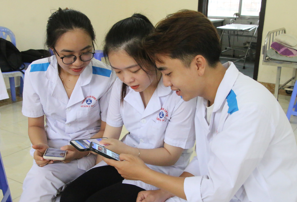 Sinh viên Trường Cao đẳng Y tế Quảng Ninh cùng nhau truy cập, chia sẻ thông tin từ trang zalo “Trường Cao đẳng Y tế Quảng Ninh” của nhà trường. Ảnh: Duy Khoa