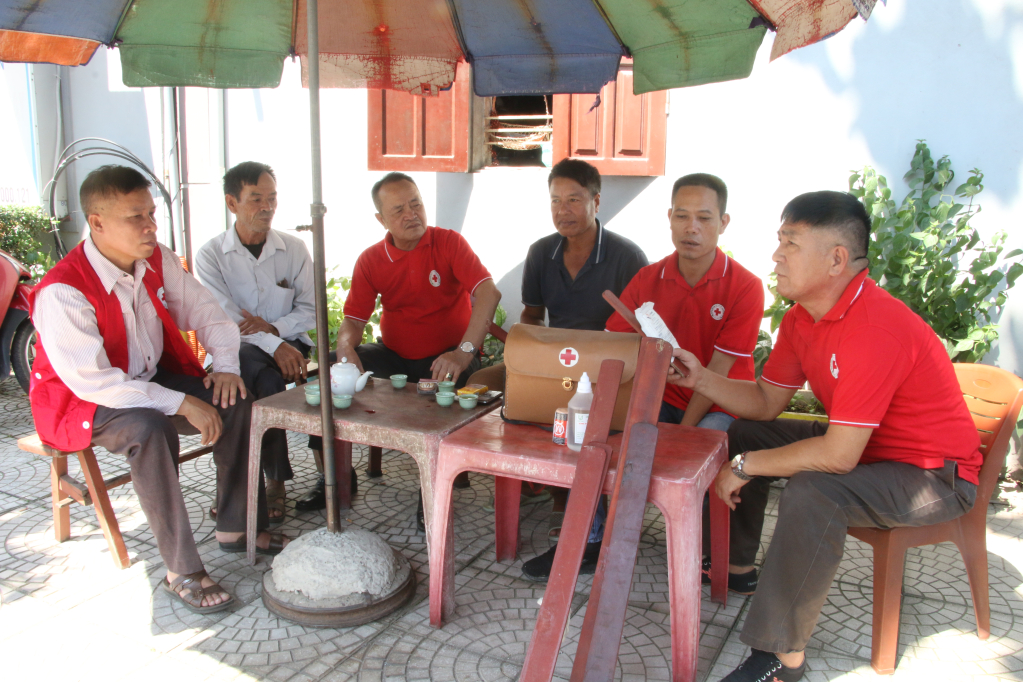 Ông Nguyễn Công Hoan (ngoài cùng, bên phải), Đội trưởng Đội tình nguyện viên sơ cấp cứu TNGT cầu sông Chanh (TX Quảng Yên) chia sẻ kinh nghiệm, kỹ năng sơ cấp cứu TNGT cho các tình nguyện viên trong Đội. 