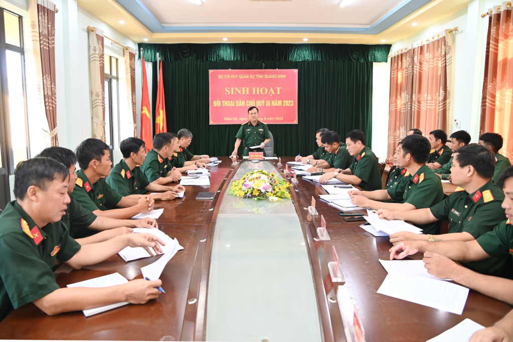 Đại tá Khúc Thành Dư, Ủy viên Ban Thường vụ Tỉnh ủy, Chỉ huy trưởng Bộ CHQS tỉnh, dự sinh hoạt đối thoại dân chủ tại Ban CHQS huyện Đầm Hà.