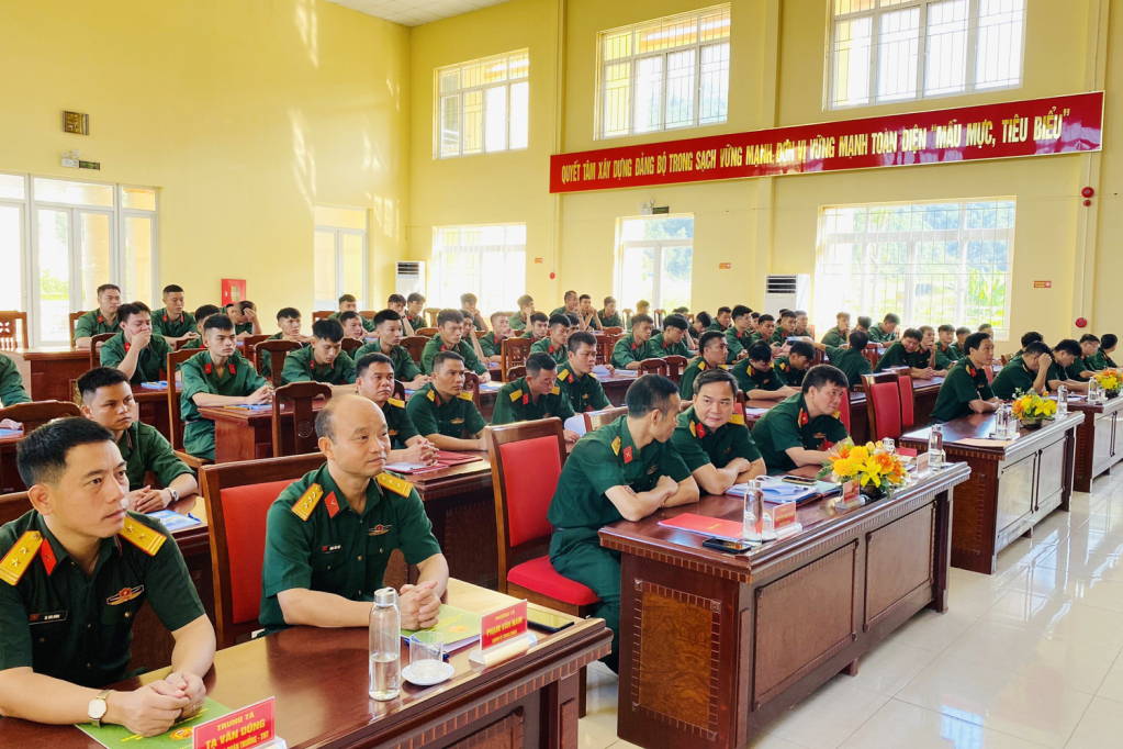 Các đại biểu dự Lễ khai giảng đào tạo sĩ quan dự bị binh chủng hợp thành khóa XVII năm 2023.