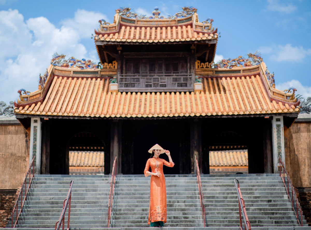 Beauty queen showcases ao dai collection at Hue royal tomb