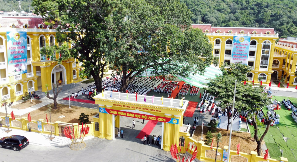 Quang cảnh ngày khai giảng năm học 2023-2024 tại Trường THPT Cẩm Phả.