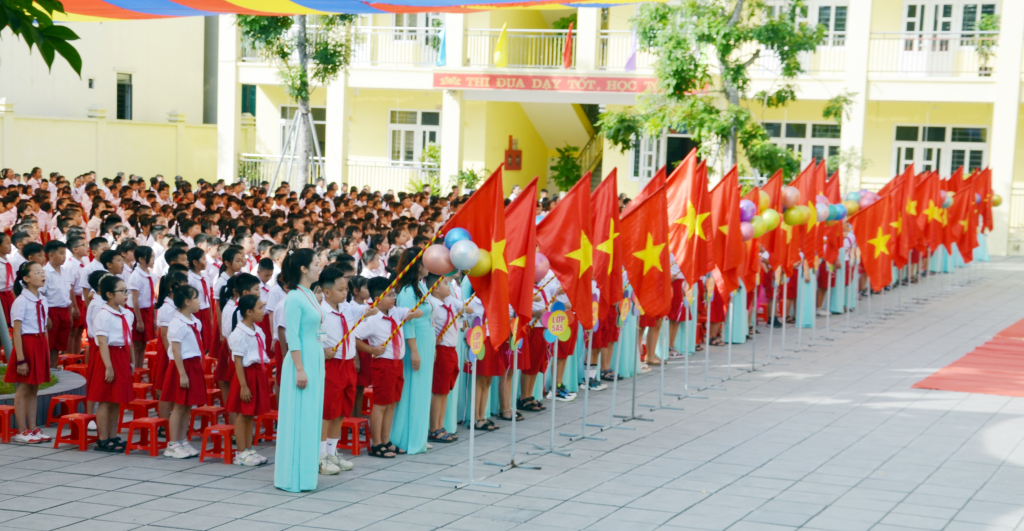 Lễ chào cờ ngày khai giảng năm học 2023-2024 tại Trường Tiểu học Cẩm Thạch (phường Cẩm Thạch, TP Cẩm Phả).
