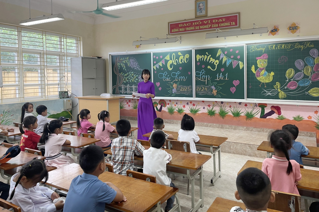 Giáo viên Trường TH&THCS Cộng Hòa (xã Cộng Hòa, TP Cẩm Phả) gặp gỡ, làm quen với học sinh bước vào lớp 1.