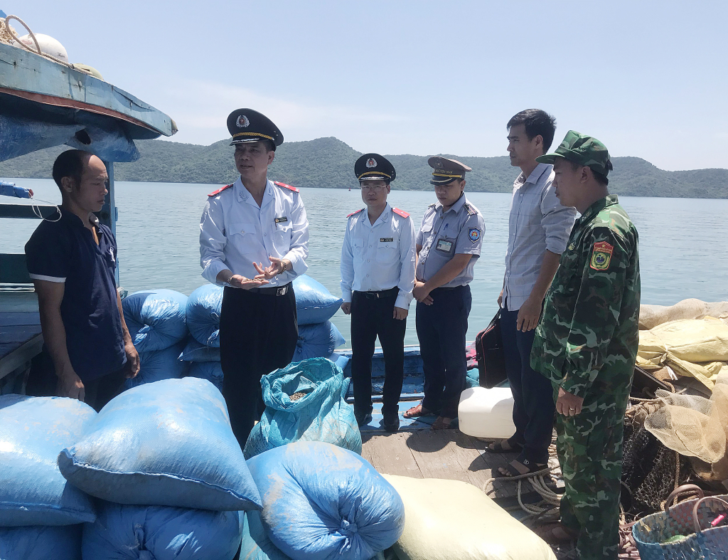 Các lực lượng chức năng của tỉnh Quảng Ninh và huyện Hải Hà bắt giữ 04 tàu cá khai thác sò nhám bằng ngư cụ cào.