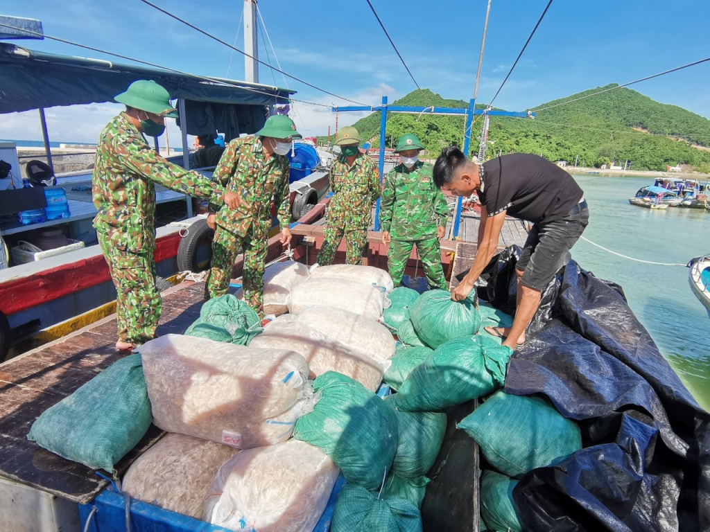 Đồn BP đảo Trần bắt giữ đối tượng vận chuyển trái phép