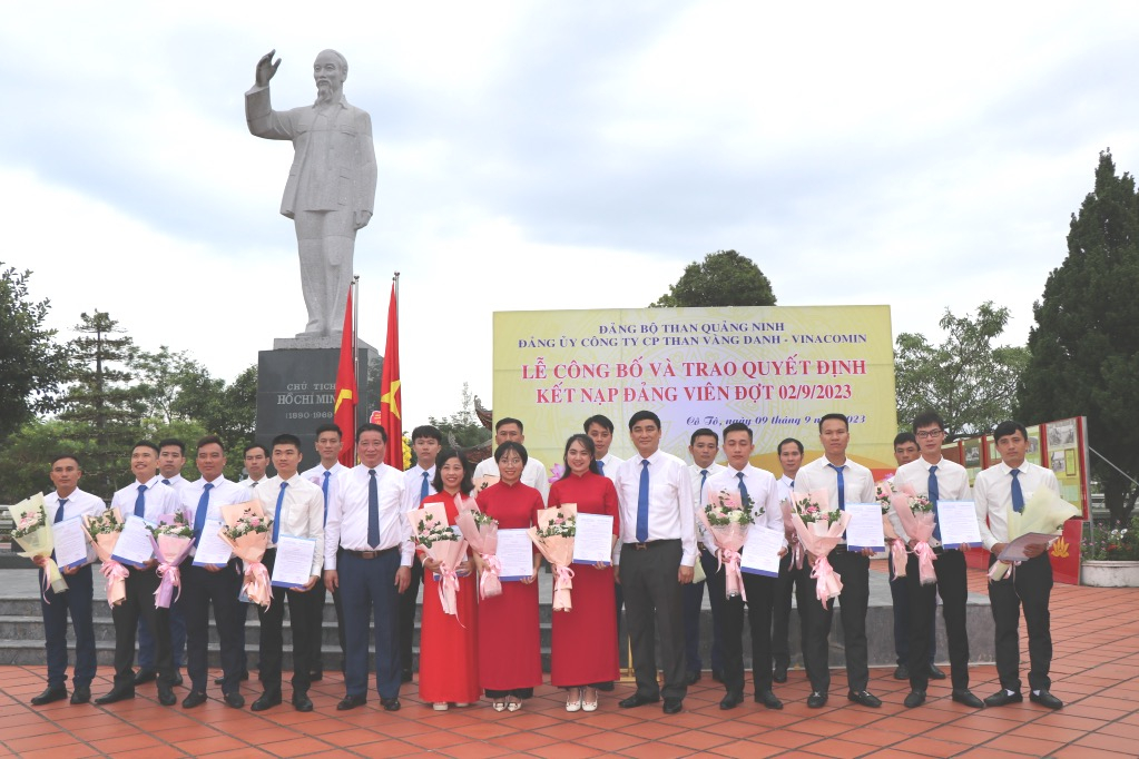 20 quần chúng ưu tú được Đảng uỷ Công ty CP than Vàng danh - Vinacomin công bố và trao quyết định kết nạp đảng dưới chân tượng đài Bác Hồ huyện Cô Tô.