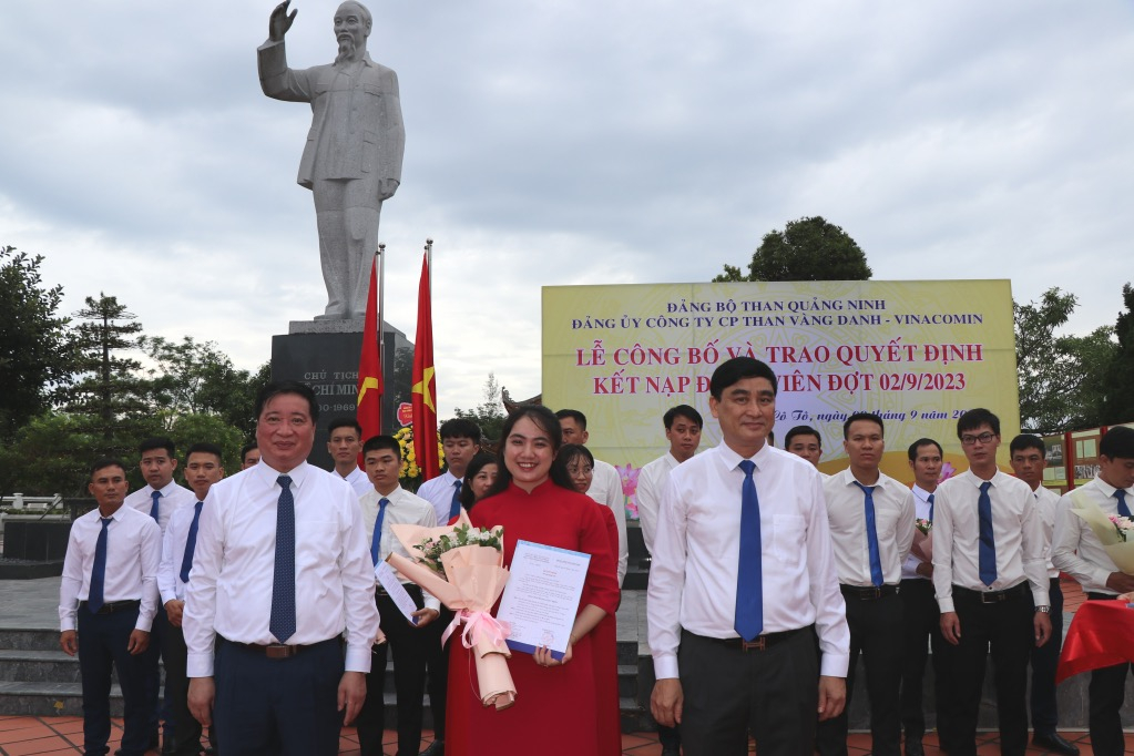 Chị Nguyễn Thị Thanh Xuân, phân xưởng khai thác 6 vinh dự nằm trong số 20 quần chúng ưu tú được kết nạp Đảng lần này.