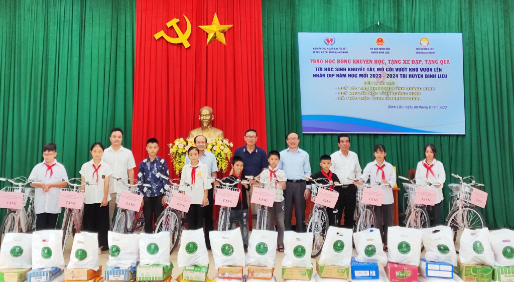 Lãnh đạo Hội Bảo trợ NKT-TMC tỉnh cùng chính quyền địa phương và các nhà hảo tâm trao tặng xe đạp, thưởng học bổng và tặng quà cho học sinh khuyết tật, mồ côi, học sinh có hoàn cảnh khó khăn tại huyện Bình Liêu.