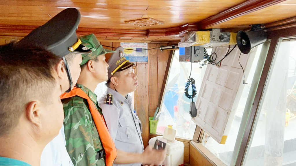 Lực lượng chức năng kiểm tra thiết bị giám sát hành trình trên phương tiện tàu cá hoạt động trên vùng biển Móng Cái.