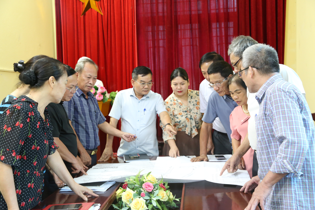 Ban Giám sát đầu tư của cộng đồng thị trấn Tiên Yên (huyện Tiên Yên) nghiên cứu hồ sơ, thực hiện công tác giám sát dự án trên địa bàn.