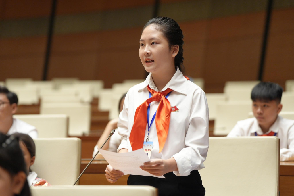 Đại biểu Phạm Minh Ánh- Đoàn đại biểu “Quốc hội trẻ em” tỉnh Quảng Ninh phát biểu ý kiến tại Phiên họp.