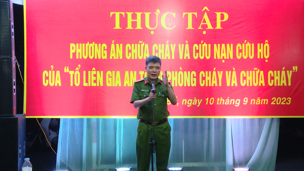 Đại tá Nguyễn Hải Phong, Trưởng Công an TP Hạ Long chỉ đạo rút kinh nghiệm sau buổi thực tập.