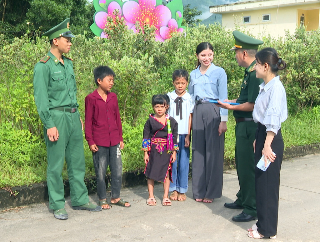 Cán bộ chiến sĩ Đồn Biên phòng Pò Hèn đến thăm hỏi, động viên các cháu học sinh nhân dịp năm học mới tháng 9/2023 tại Trường TH&THCS xã Hải Sơn (TP Móng Cái).