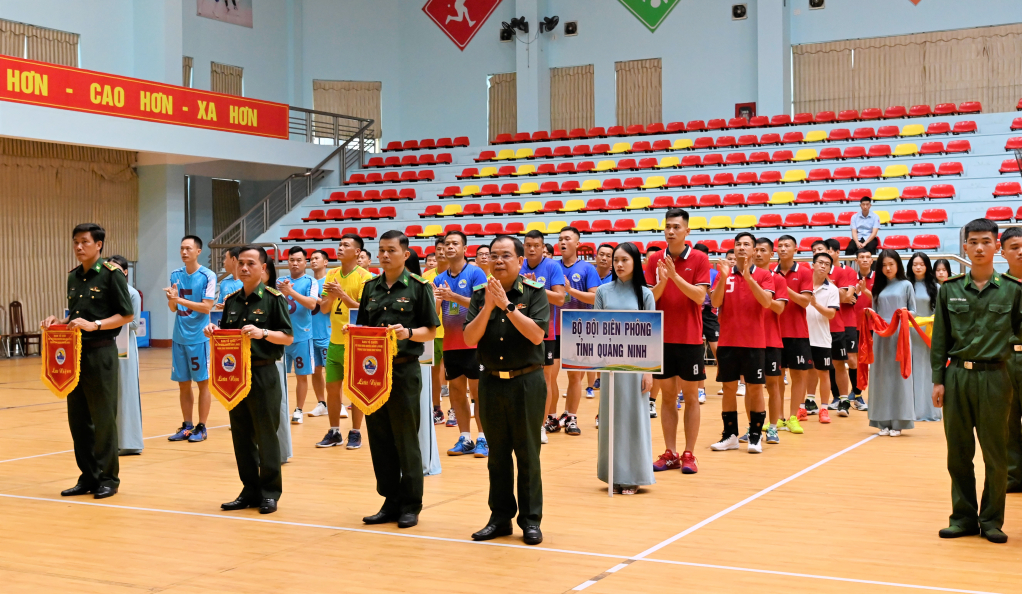 Thiếu tướng Phùng Quốc Tuấn, Phó Chính ủy BĐBP Việt Nam tặng cờ lưu niệm cho các đội tham gia thi đấu.