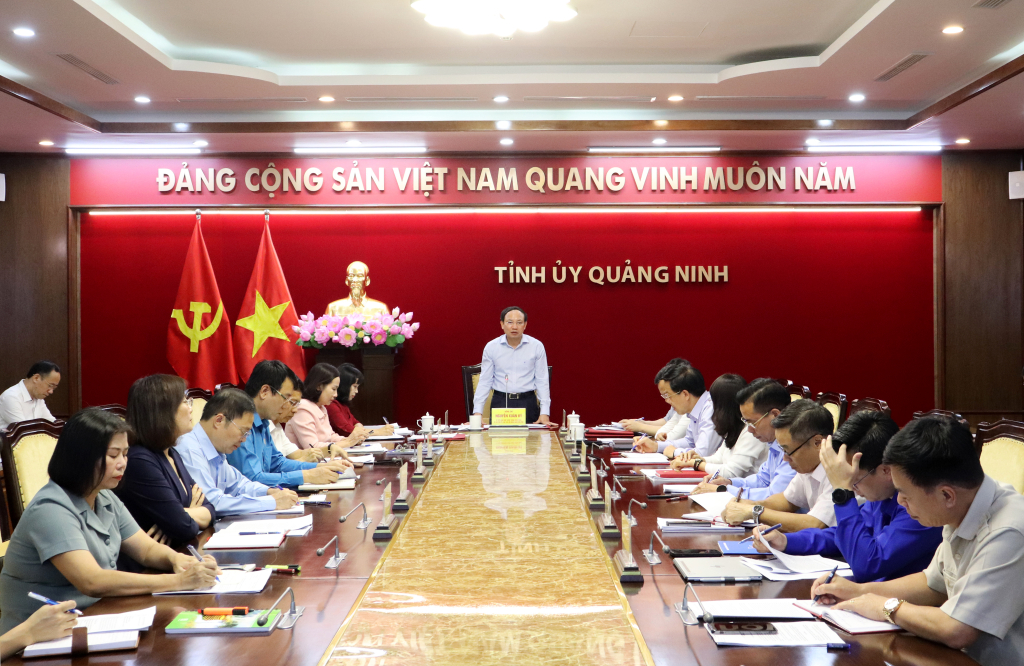 Đồng chí Nguyễn Xuân Ký, Ủy viên Trung ương Đảng, Bí thư Tỉnh ủy, Chủ tịch HĐND tỉnh, kết luận cuộc họp.