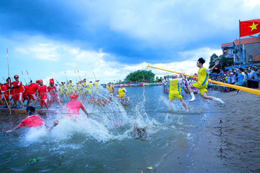 Quang cảnh hội thi bơi chải trong Lễ hội Xuống đôngf ở Hà Nam (thị xã Quảng Yên) năm 2023. Ảnh: Vũ Bích Cương