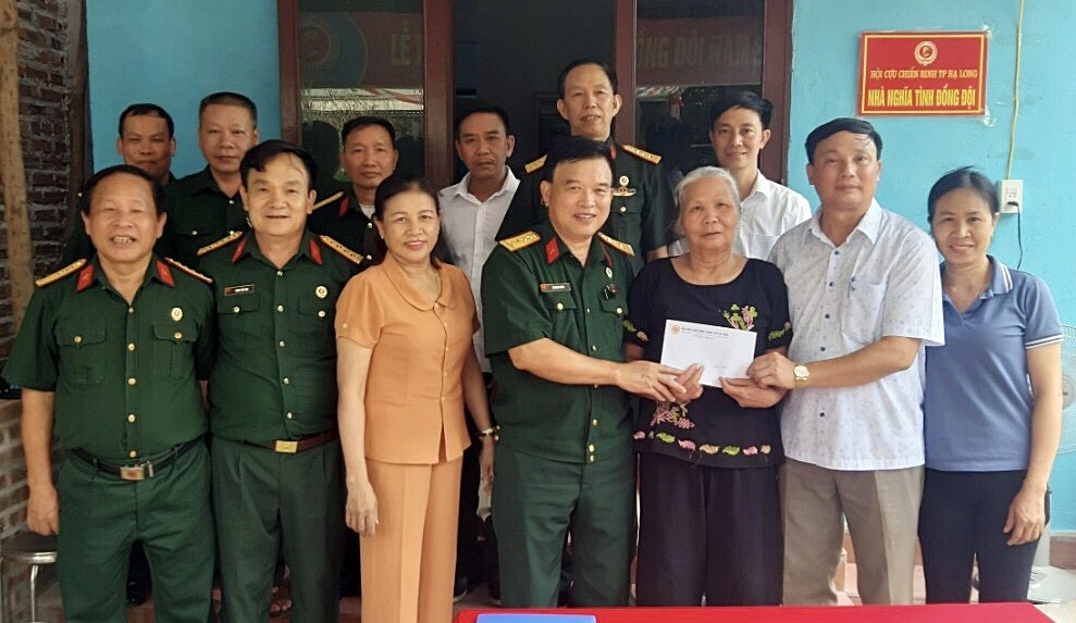 Hội CCB TP Hạ Long bàn giao nhà “Nghĩa tình đồng đội” cho CCB Nguyễn Thị Hạnh. 