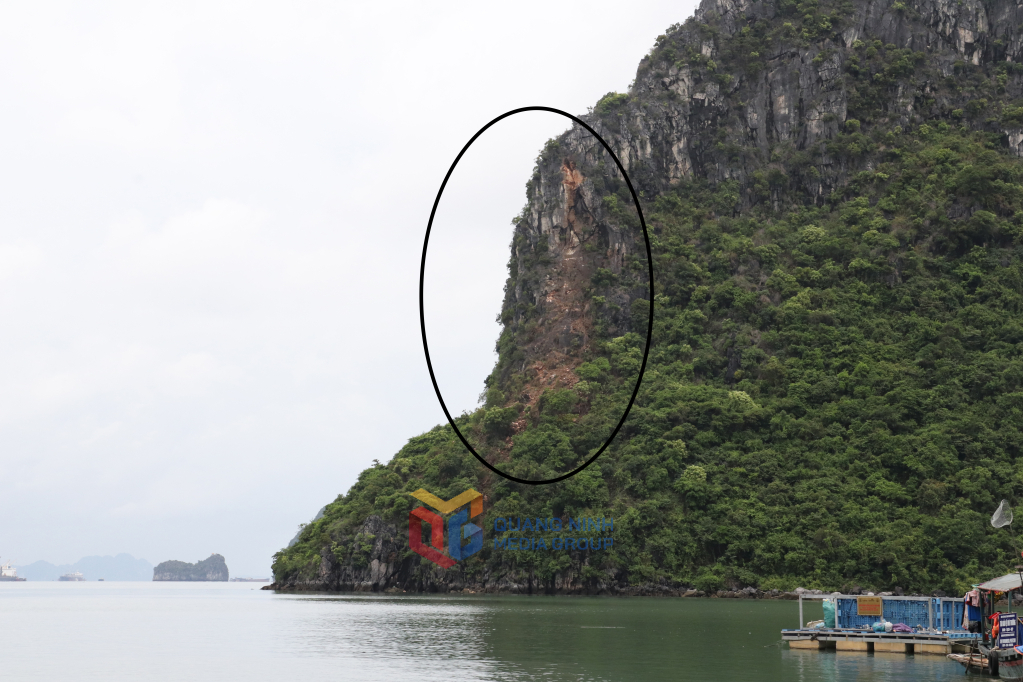 Một phần sạt lở đảo đá ở khu vực Vung Viêng, Vịnh Hạ Long. 