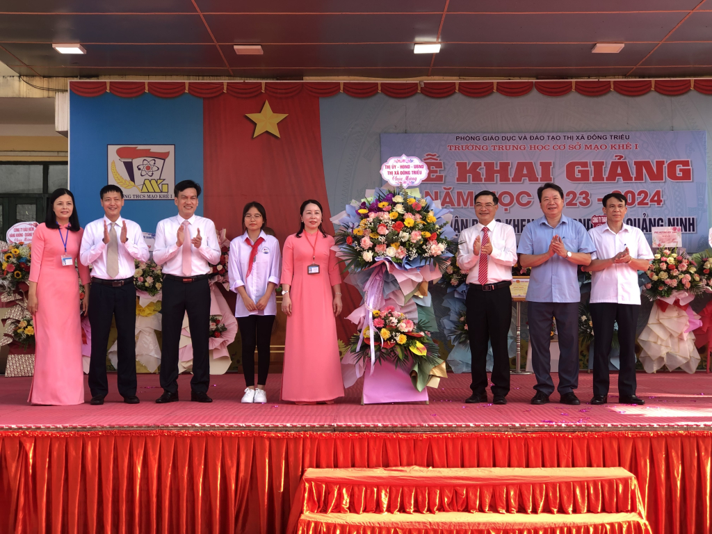 Lãnh đạo thị xã Đông Triều tặng hoa chức mừng khai giảng năm học mới trường THCS Mạo Khê I.