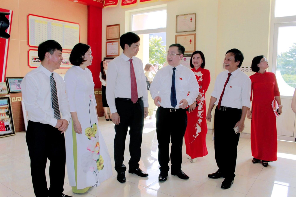 Lãnh đạo thị xã Đông Triều thăm trường THCS Mạo Khê II dịp đầu năm học mới.