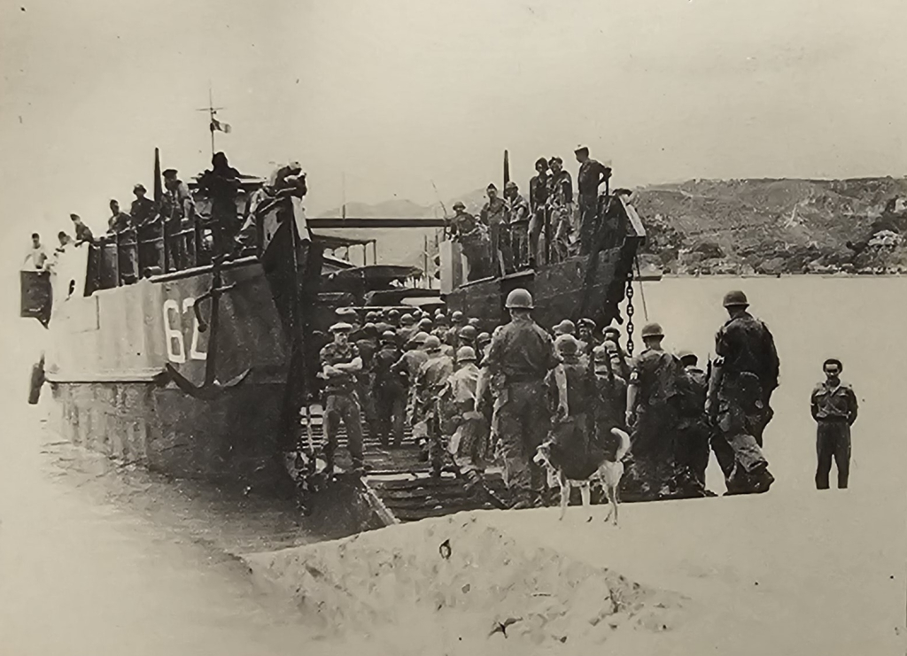 Những tên lính viễn chinh Pháp rút khỏi Hòn Gai, ngày 22/4/1955. Ảnh: Tư liệu