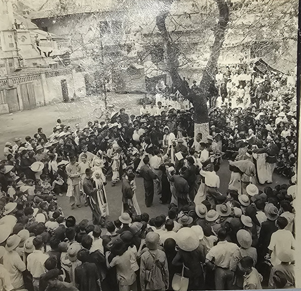 Nhân dân biểu diễn văn nghệ mừng bộ đội vào tiếp quản Hòn Gai, ngày 24/5/1955. Ảnh: Tư liệu