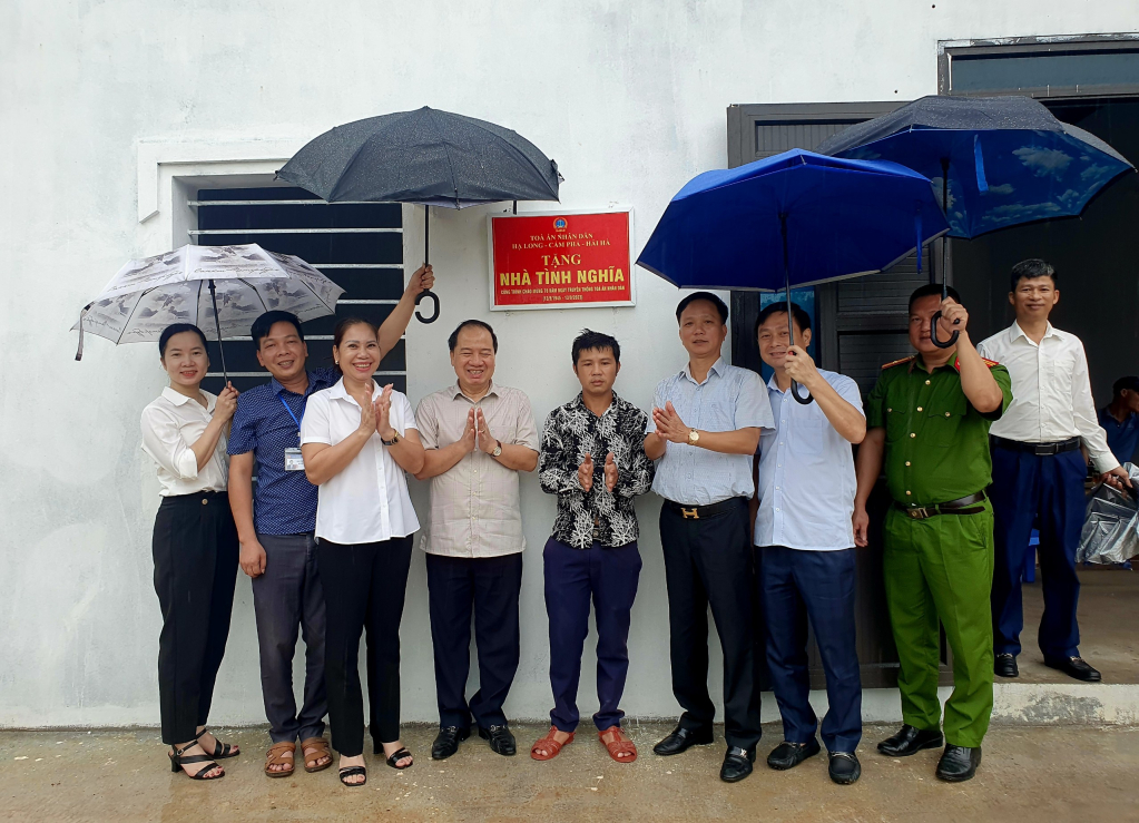 TAND thành phố Hạ Long, TAND thành phố Cẩm Phả và TAND huyện Hải Hà gắn biển chúc mừng gia đình anh Chu Văn Giường, xã Quảng Phong, Hải Hà có ngôi nhà mới.